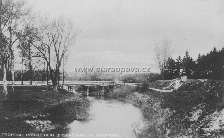 reka (5).jpg - Pohled na původní most u Vojenského splavu před regulací řeky na počátku 20.století.  Vpravo Sádrovcová studánka (Gibsbrunnel), kterou najdeme zarostlou vedle současného mostu dodnes.